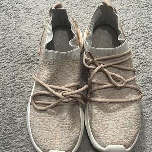 Beige lace up running shoes